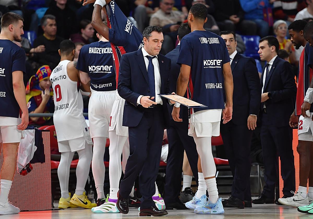 Galbiati da instrucciones a sus jugadores.